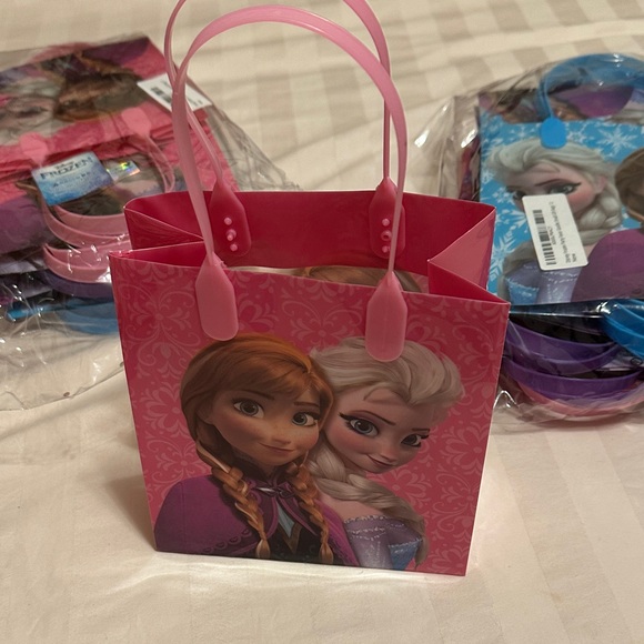 Frozen Party Supplies Set for 16, Rare Hard to Fond Hallmark Edition. - Picture 2 of 10